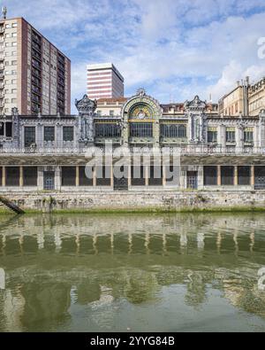 Bilbao, Spanien - 16. Dezember 2024: Fassade des Bahnhofs La Concordia in Bilbao am Ufer des Nervion Stockfoto