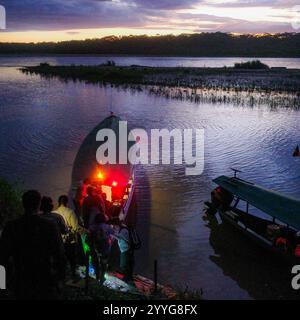 Tambopata, Peru - 25. November 2024: Boote auf dem Tambopata-Fluss im peruanischen Amazonas-Regenwald Stockfoto