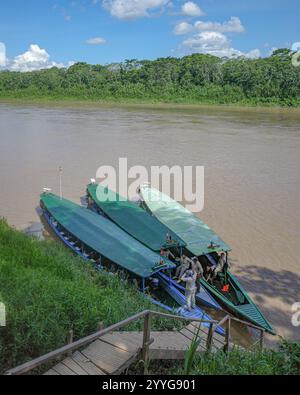 Tambopata, Peru - 25. November 2024: Boote auf dem Tambopata-Fluss im peruanischen Amazonas-Regenwald Stockfoto