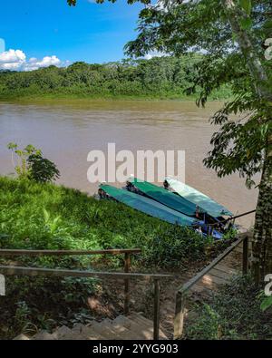 Tambopata, Peru - 25. November 2024: Boote auf dem Tambopata-Fluss im peruanischen Amazonas-Regenwald Stockfoto