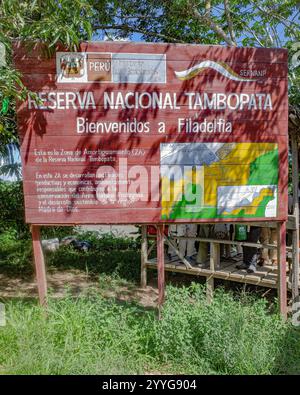 Tambopata, Peru - 25. November 2024: Begrüßungsschild am Eingang zum Tambopata National Reserve im Amazonas-Regenwald Stockfoto