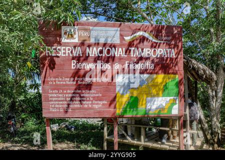 Tambopata, Peru - 25. November 2024: Begrüßungsschild am Eingang zum Tambopata National Reserve im Amazonas-Regenwald Stockfoto