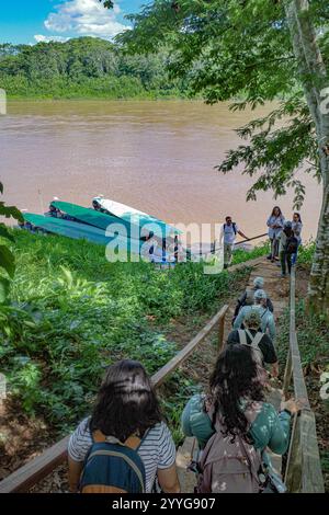 Tambopata, Peru - 25. November 2024: Boote auf dem Tambopata-Fluss im peruanischen Amazonas-Regenwald Stockfoto