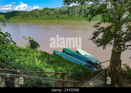 Tambopata, Peru - 25. November 2024: Boote auf dem Tambopata-Fluss im peruanischen Amazonas-Regenwald Stockfoto