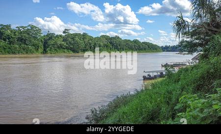 Tambopata, Peru - 25. November 2024: Boote auf dem Tambopata-Fluss im peruanischen Amazonas-Regenwald Stockfoto