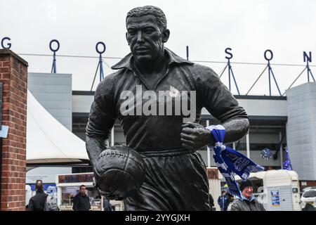 Liverpool, Großbritannien. Dezember 2024. William Dean Statue vor dem Stadion während des Premier League-Spiels Everton gegen Chelsea im Goodison Park, Liverpool, Vereinigtes Königreich, 22. Dezember 2024 (Foto: Mark Cosgrove/News Images) in Liverpool, Vereinigtes Königreich am 22. Dezember 2024. (Foto: Mark Cosgrove/News Images/SIPA USA) Credit: SIPA USA/Alamy Live News Stockfoto