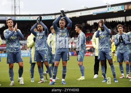 ROTTERDAM - (l-r) Daniele Rugani von Ajax, Devyne Rensch von Ajax, Jordan Henderson von Ajax, Steven Berghuis von Ajax, Bertrand Traore von Ajax, Mika Godts von Ajax feiern den Sieg 0-2 nach Abschluss des niederländischen Eredivisie-Spiels zwischen Sparta Rotterdam und AFC Ajax im Sparta Stadion Het Kasteel am 22. Dezember 2024 in Rotterdam. ANP BART STOUTJESDIJK Stockfoto