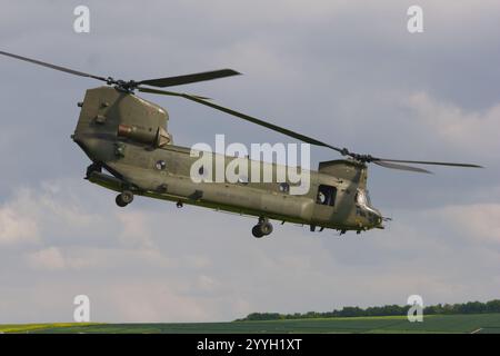 Royal Air Force Boeing CH-47D, Chinook HC4, Hubschrauber im Flug Stockfoto