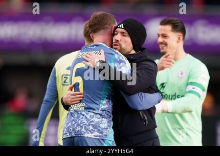 Roterdam, Niederlande. Dezember 2024. ROTTERDAM, 21.12.2024, Stadion Het Kasteel, Saison 2024/2025, niederländischer Eredivisie Football zwischen Sparta Rotterdam und Ajax, Ajax-Spieler Jordan Henderson und Ajax-Trainer Francesco Farioli Credit: Pro Shots/Alamy Live News Stockfoto
