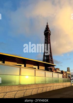 Blackpool Tower von der North Promenade im Winterlicht am späten Nachmittag. Stockfoto