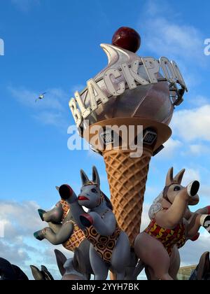 Riesige Eiskegel mit Kirsche und tanzende Eselskulptur als Werbung für Blackpool, Teil des Wintermarktes. Stockfoto