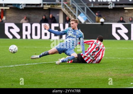 Roterdam, Niederlande. Dezember 2024. ROTTERDAM, 21-12-2024, Stadion Het Kasteel, Saison 2024/2025, niederländischer Eredivisie Football zwischen Sparta Rotterdam und Ajax, Ajax Spieler Kenneth Taylor und Sparta Rotterdam Spieler Said Bakari Credit: Pro Shots/Alamy Live News Stockfoto