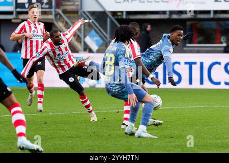 Roterdam, Niederlande. Dezember 2024. ROTTERDAM, 21-12-2024, Stadion Het Kasteel, Saison 2024/2025, niederländischer Eredivisie Football zwischen Sparta Rotterdam und Ajax, Sparta Rotterdam Spieler Said Bakari und Ajax Spieler Jorrel Hato Credit: Pro Shots/Alamy Live News Stockfoto