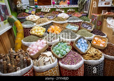 Verschiedene Kräuter Gewürze Seifen getrocknete Blumen zum Verkauf im Souk in marrakesch, marokko Stockfoto
