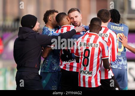 ROTTERDAM, 21-12-2024, Stadion Het Kasteel , Saison 2024 / 2025 , niederländischer Eredivisie-Fußball zwischen Sparta Rotterdam und Ajax , Ajax-Trainer Francesco Farioli und Ajax-Spieler Jordan Henderson Stockfoto