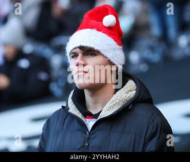 London, Großbritannien. Dezember 2024. Southampton-Fans kommen am 22. Dezember 2024 im Craven Cottage, London, Großbritannien, vor dem Premier League-Spiel Fulham gegen Southampton, am 22. Dezember 2024 (Foto: Izzy Poles/News Images) in London, Großbritannien. (Foto: Izzy Poles/News Images/SIPA USA) Credit: SIPA USA/Alamy Live News Stockfoto