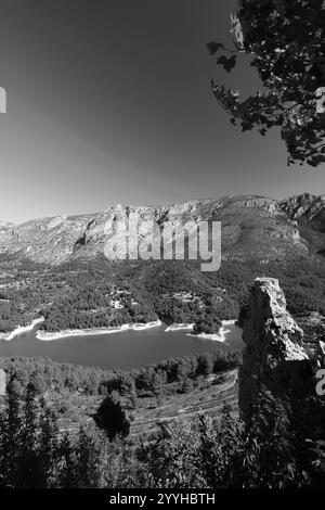 Panoramablick über den Stausee im Bergdorf Guadalest, Provinz Valencia, Spanien, Europa Stockfoto