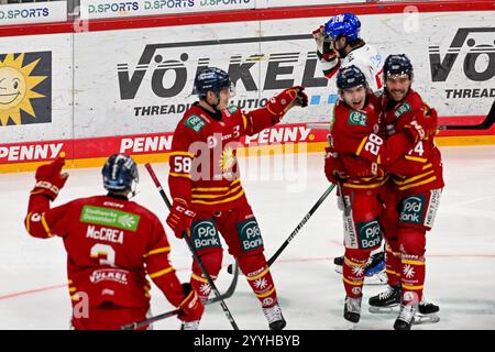 Eishockey DEL - 24/25 - 29. Spieltag: Düsseldorfer EG vs Augsburger Panther am 22.12.2024 im PSD Bank Dome in Düsseldorf Düsseldorfer Torjubel nach dem 1:0 Foto: Osnapix Stockfoto