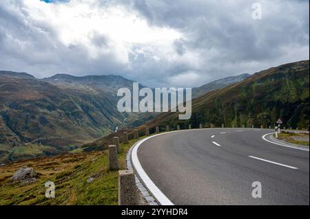 Senische Sicht auf die Schweizer Alpen im Hintergrund und eine kurvige Straße im Vorland Stockfoto