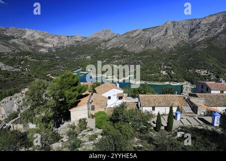 Panoramablick über den Stausee im Bergdorf Guadalest, Provinz Valencia, Spanien, Europa Stockfoto