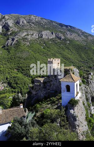 Panoramablick über den alten Glockenturm im Bergdorf Guadalest, Provinz Valencia, Spanien, Europa Stockfoto