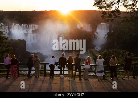 Iguazu Falls Sonnenuntergang; Touristen beobachten den wunderschönen Sonnenuntergang von der Seite der Iguazu Falls Brasilien; Brasilien Tourismus im Iguazu Falls National Park, Brasilien reisen Stockfoto