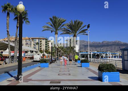 Sommerblick über die Promenade Las Estrellas in Albir, Costa Blanca, Spanien, Europa Stockfoto