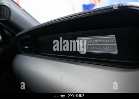 S550 Ford Mustang „since 1964“ Armaturenbrett-Emblem Stockfoto