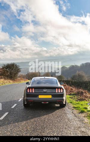 S550 Ford Mustang Rückansicht in den Hügeln Stockfoto