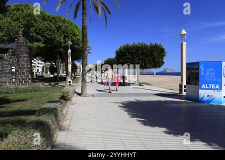 Sommerblick über die Promenade Las Estrellas in Albir, Costa Blanca, Spanien, Europa Stockfoto