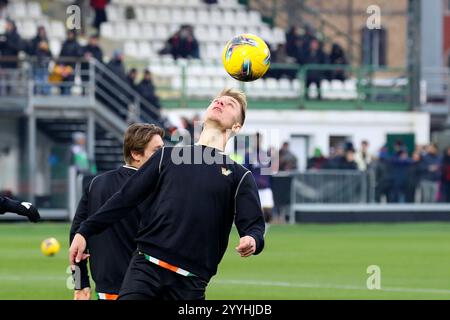 Vor dem Spiel Venezia Spieler während des Fußballspiels der Serie A zwischen Venezia und Cagliari im Pier Luigi Penzo Stadium, Nord-Est Italien, am Sonntag, den 22. Dezember 2024. Sport - Fußball (Foto: Paola Garbuio/Lapresse) Stockfoto