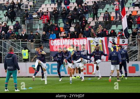 Vor dem Spiel Cagliari-Spieler während des Fußballspiels der Serie A zwischen Venezia und Cagliari im Pier Luigi Penzo Stadium, Nord-Est Italien, am Sonntag, den 22. Dezember 2024. Sport - Fußball (Foto: Paola Garbuio/Lapresse) Stockfoto