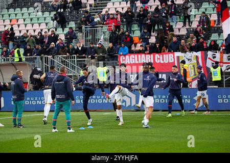 Vor dem Spiel Cagliari-Spieler während des Fußballspiels der Serie A zwischen Venezia und Cagliari im Pier Luigi Penzo Stadium, Nord-Est Italien, am Sonntag, den 22. Dezember 2024. Sport - Fußball (Foto: Paola Garbuio/Lapresse) Stockfoto