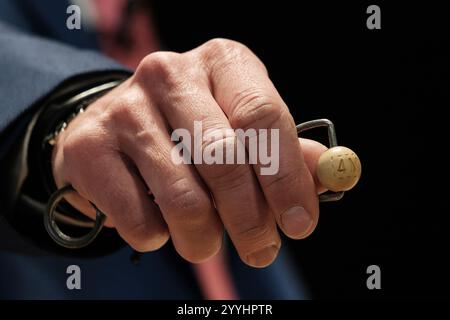 Ein Moment nach der außergewöhnlichen Verlosung der Weihnachtslotterie „El Gordo“ im Teatro Real am 22. Dezember 2024 in Madrid, Spanien. Stockfoto