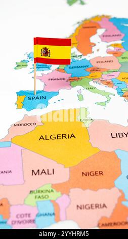 Eine Karte von Spanien mit der Nationalflagge Spaniens. Die Flagge besteht aus horizontalen Streifen: Rot, gelb und rot. Der gelbe Streifen ist doppelt so breit Stockfoto