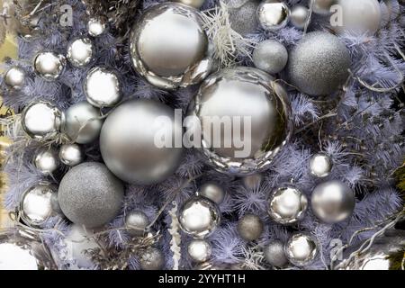 Neujahrskomposition mit Silberkugeln und Tannenzweigen. Teil des Rahmens. Stockfoto