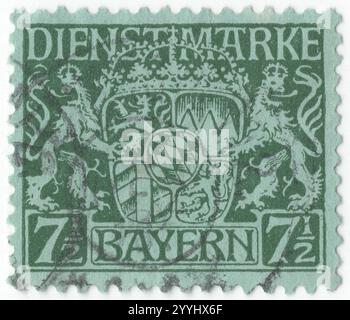 BAYERN — 01. August 1916: 7½ pfennig grün auf grün Amtsmarke mit dem Bayerischen Staatswappen und Ornament. Bayern war ein Königreich im Süden Deutschlands mit der Hauptstadt München, Mitglied des Deutschen Bundes und wurde 1870 Teil des Deutschen Reiches. Nach dem Ersten Weltkrieg erklärte sie sich zur republik. Am 31. März 1920 verlor sie ihre Postautonomie Stockfoto