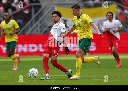 UTRECHT, NIEDERLANDE - 22. DEZEMBER: Zidane Iqbal vom FC Utrecht, Kristoffer Peterson von Fortuna Sittard während des niederländischen Eredivisie-Spiels zwischen FC Utrecht und Fortuna Sittard im Stadion de Galgenwaard am 22. Dezember 2024 in Utrecht, Niederlande. (Foto: Ben Gal/Orange Pictures) Stockfoto