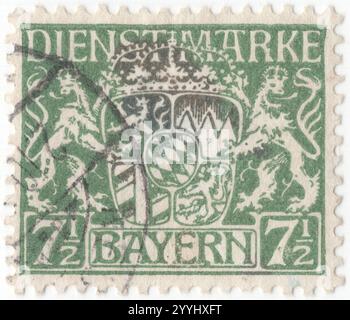 BAYERN — 01. Oktober 1917: 7½ pfennig grün Amtsmarke mit dem Bayerischen Staatswappen und Ornament. Bayern war ein Königreich im Süden Deutschlands mit der Hauptstadt München, Mitglied des Deutschen Bundes und wurde 1870 Teil des Deutschen Reiches. Nach dem Ersten Weltkrieg erklärte sie sich zur republik. Am 31. März 1920 verlor sie ihre Postautonomie Stockfoto