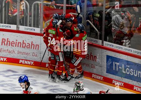 Eishockey DEL - 24/25 - 29. Spieltag: Düsseldorfer EG vs Augsburger Panther am 22.12.2024 im PSD Bank Dome in Düsseldorf Düsseldorfer Torjubel nach dem 2:1 Foto: Osnapix Stockfoto