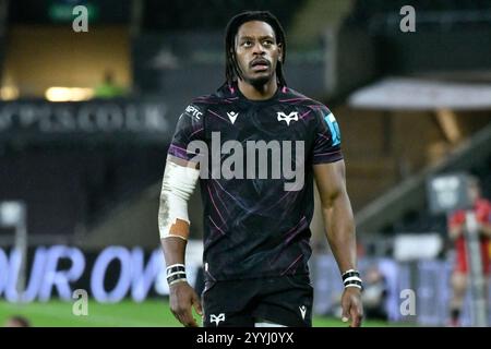 Swansea, Wales. 21. Dezember 2024. Daniel Kasende von Ospreys während des 8. Runde-Spiels der United Rugby Championship (URC) zwischen Ospreys und Scarlets im Swansea.com Stadium in Swansea, Wales, Großbritannien am 21. Dezember 2024. Quelle: Duncan Thomas/Majestic Media/Alamy Live News. Stockfoto