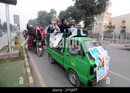 Peshawar, Peshawar, Pakistan. Dezember 2024. Der Weihnachtsmann der Christen versammelte sich vor Weihnachten in Peshawar. PESHAWAR, PAKISTAN, 21. DEZEMBER: Mitglieder der christlichen Minderheit Pakistans, die als Weihnachtsklauseln verkleidet sind, nehmen an einer Vorweihnachtskundgebung vor Weihnachten in Peshawar, Pakistan, am 21. Dezember 2024 Teil. Weltweit feiern jährlich Milliarden Menschen Weihnachten am 25. Dezember, um der Geburt Jesu Christi zu gedenken. (Kreditbild: © Hussain Ali/ZUMA Press Wire) NUR REDAKTIONELLE VERWENDUNG! Nicht für kommerzielle ZWECKE! Stockfoto