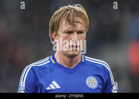 Leicester, Großbritannien. Dezember 2024. Victor Kristiansen von Leicester City während des Premier League-Spiels Leicester City gegen Wolverhampton Wanderers im King Power Stadium, Leicester, Vereinigtes Königreich, 22. Dezember 2024 (Foto: Alfie Cosgrove/News Images) in Leicester, Vereinigtes Königreich am 22. Dezember 2024. (Foto: Alfie Cosgrove/News Images/SIPA USA) Credit: SIPA USA/Alamy Live News Stockfoto