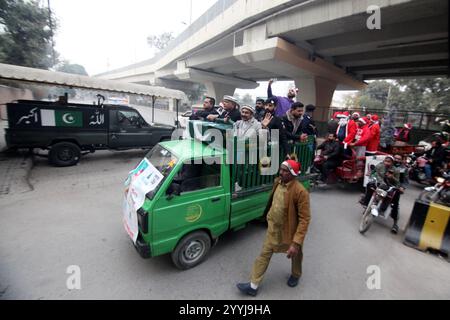 Peshawar, Peshawar, Pakistan. Dezember 2024. Der Weihnachtsmann der Christen versammelte sich vor Weihnachten in Peshawar. PESHAWAR, PAKISTAN, 21. DEZEMBER: Mitglieder der christlichen Minderheit Pakistans, die als Weihnachtsklauseln verkleidet sind, nehmen an einer Vorweihnachtskundgebung vor Weihnachten in Peshawar, Pakistan, am 21. Dezember 2024 Teil. Weltweit feiern jährlich Milliarden Menschen Weihnachten am 25. Dezember, um der Geburt Jesu Christi zu gedenken. (Kreditbild: © Hussain Ali/ZUMA Press Wire) NUR REDAKTIONELLE VERWENDUNG! Nicht für kommerzielle ZWECKE! Stockfoto