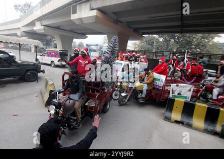 Peshawar, Peshawar, Pakistan. Dezember 2024. Der Weihnachtsmann der Christen versammelte sich vor Weihnachten in Peshawar. PESHAWAR, PAKISTAN, 21. DEZEMBER: Mitglieder der christlichen Minderheit Pakistans, die als Weihnachtsklauseln verkleidet sind, nehmen an einer Vorweihnachtskundgebung vor Weihnachten in Peshawar, Pakistan, am 21. Dezember 2024 Teil. Weltweit feiern jährlich Milliarden Menschen Weihnachten am 25. Dezember, um der Geburt Jesu Christi zu gedenken. (Kreditbild: © Hussain Ali/ZUMA Press Wire) NUR REDAKTIONELLE VERWENDUNG! Nicht für kommerzielle ZWECKE! Stockfoto