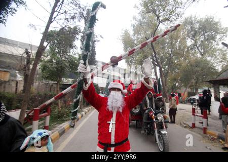 Peshawar, Peshawar, Pakistan. Dezember 2024. Der Weihnachtsmann der Christen versammelte sich vor Weihnachten in Peshawar. PESHAWAR, PAKISTAN, 21. DEZEMBER: Mitglieder der christlichen Minderheit Pakistans, die als Weihnachtsklauseln verkleidet sind, nehmen an einer Vorweihnachtskundgebung vor Weihnachten in Peshawar, Pakistan, am 21. Dezember 2024 Teil. Weltweit feiern jährlich Milliarden Menschen Weihnachten am 25. Dezember, um der Geburt Jesu Christi zu gedenken. (Kreditbild: © Hussain Ali/ZUMA Press Wire) NUR REDAKTIONELLE VERWENDUNG! Nicht für kommerzielle ZWECKE! Stockfoto