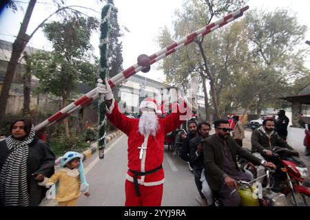 Peshawar, Peshawar, Pakistan. Dezember 2024. Der Weihnachtsmann der Christen versammelte sich vor Weihnachten in Peshawar. PESHAWAR, PAKISTAN, 21. DEZEMBER: Mitglieder der christlichen Minderheit Pakistans, die als Weihnachtsklauseln verkleidet sind, nehmen an einer Vorweihnachtskundgebung vor Weihnachten in Peshawar, Pakistan, am 21. Dezember 2024 Teil. Weltweit feiern jährlich Milliarden Menschen Weihnachten am 25. Dezember, um der Geburt Jesu Christi zu gedenken. (Kreditbild: © Hussain Ali/ZUMA Press Wire) NUR REDAKTIONELLE VERWENDUNG! Nicht für kommerzielle ZWECKE! Stockfoto