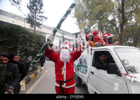 Peshawar, Peshawar, Pakistan. Dezember 2024. Der Weihnachtsmann der Christen versammelte sich vor Weihnachten in Peshawar. PESHAWAR, PAKISTAN, 21. DEZEMBER: Mitglieder der christlichen Minderheit Pakistans, die als Weihnachtsklauseln verkleidet sind, nehmen an einer Vorweihnachtskundgebung vor Weihnachten in Peshawar, Pakistan, am 21. Dezember 2024 Teil. Weltweit feiern jährlich Milliarden Menschen Weihnachten am 25. Dezember, um der Geburt Jesu Christi zu gedenken. (Kreditbild: © Hussain Ali/ZUMA Press Wire) NUR REDAKTIONELLE VERWENDUNG! Nicht für kommerzielle ZWECKE! Stockfoto