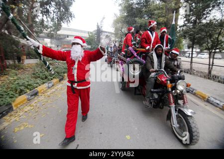 Peshawar, Peshawar, Pakistan. Dezember 2024. Der Weihnachtsmann der Christen versammelte sich vor Weihnachten in Peshawar. PESHAWAR, PAKISTAN, 21. DEZEMBER: Mitglieder der christlichen Minderheit Pakistans, die als Weihnachtsklauseln verkleidet sind, nehmen an einer Vorweihnachtskundgebung vor Weihnachten in Peshawar, Pakistan, am 21. Dezember 2024 Teil. Weltweit feiern jährlich Milliarden Menschen Weihnachten am 25. Dezember, um der Geburt Jesu Christi zu gedenken. (Kreditbild: © Hussain Ali/ZUMA Press Wire) NUR REDAKTIONELLE VERWENDUNG! Nicht für kommerzielle ZWECKE! Stockfoto