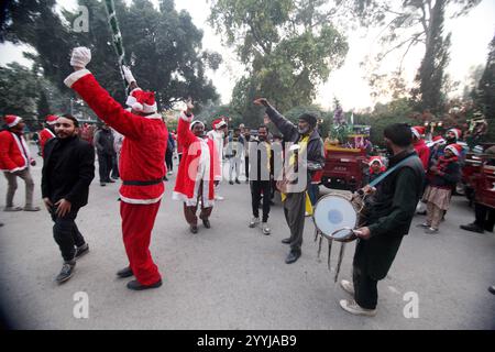 Peshawar, Peshawar, Pakistan. Dezember 2024. Der Weihnachtsmann der Christen versammelte sich vor Weihnachten in Peshawar. PESHAWAR, PAKISTAN, 21. DEZEMBER: Mitglieder der christlichen Minderheit Pakistans, die als Weihnachtsklauseln verkleidet sind, nehmen an einer Vorweihnachtskundgebung vor Weihnachten in Peshawar, Pakistan, am 21. Dezember 2024 Teil. Weltweit feiern jährlich Milliarden Menschen Weihnachten am 25. Dezember, um der Geburt Jesu Christi zu gedenken. (Kreditbild: © Hussain Ali/ZUMA Press Wire) NUR REDAKTIONELLE VERWENDUNG! Nicht für kommerzielle ZWECKE! Stockfoto